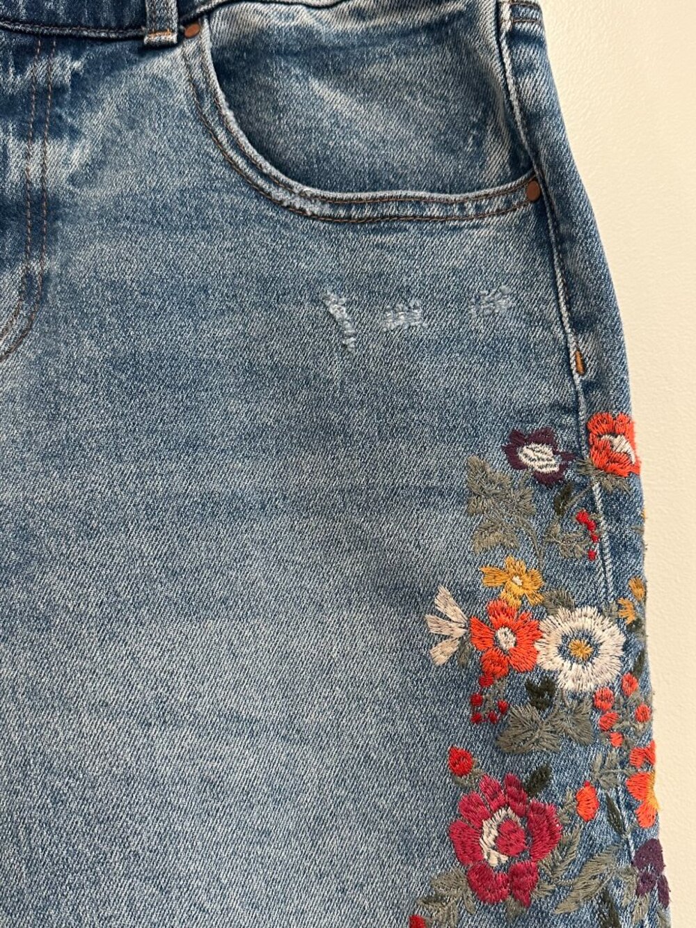 TALBOTS Straight Ankle Cuffed‎ Jeans Sz 6 Embroidered Applique Stretch - Picture 2 of 9